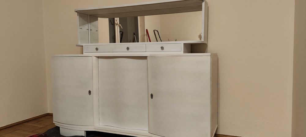 Kredens biały z lustrem