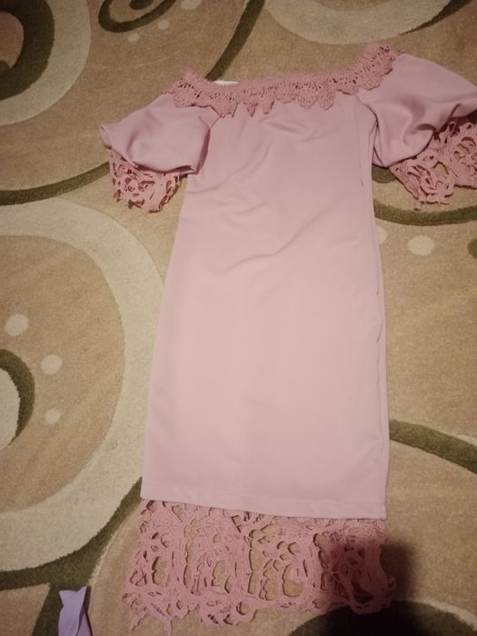 Różowa sukienka,