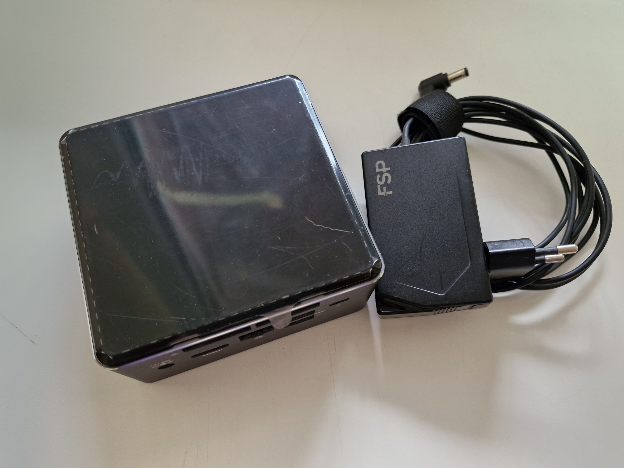 Міні-компютер Intel Nuc NUC7I7BNH