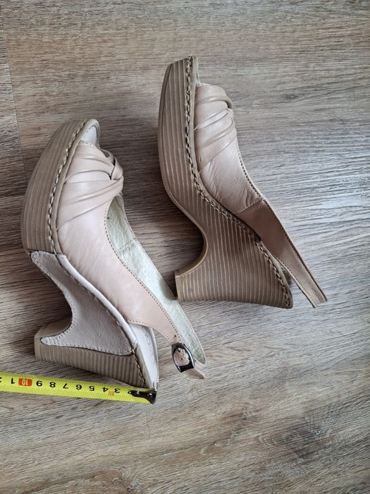 Sandały na koturnie Lasocki