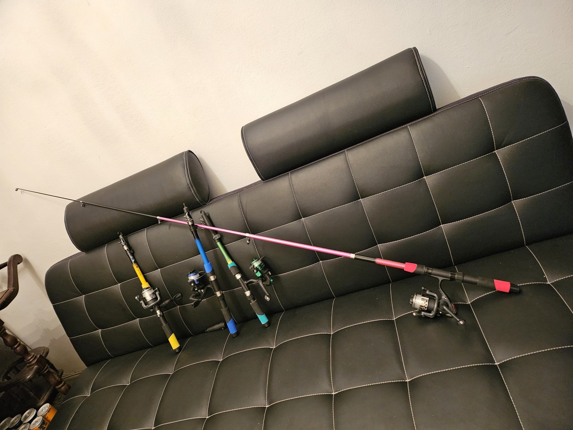 Vendo varas de pesca lindas cores. Completas