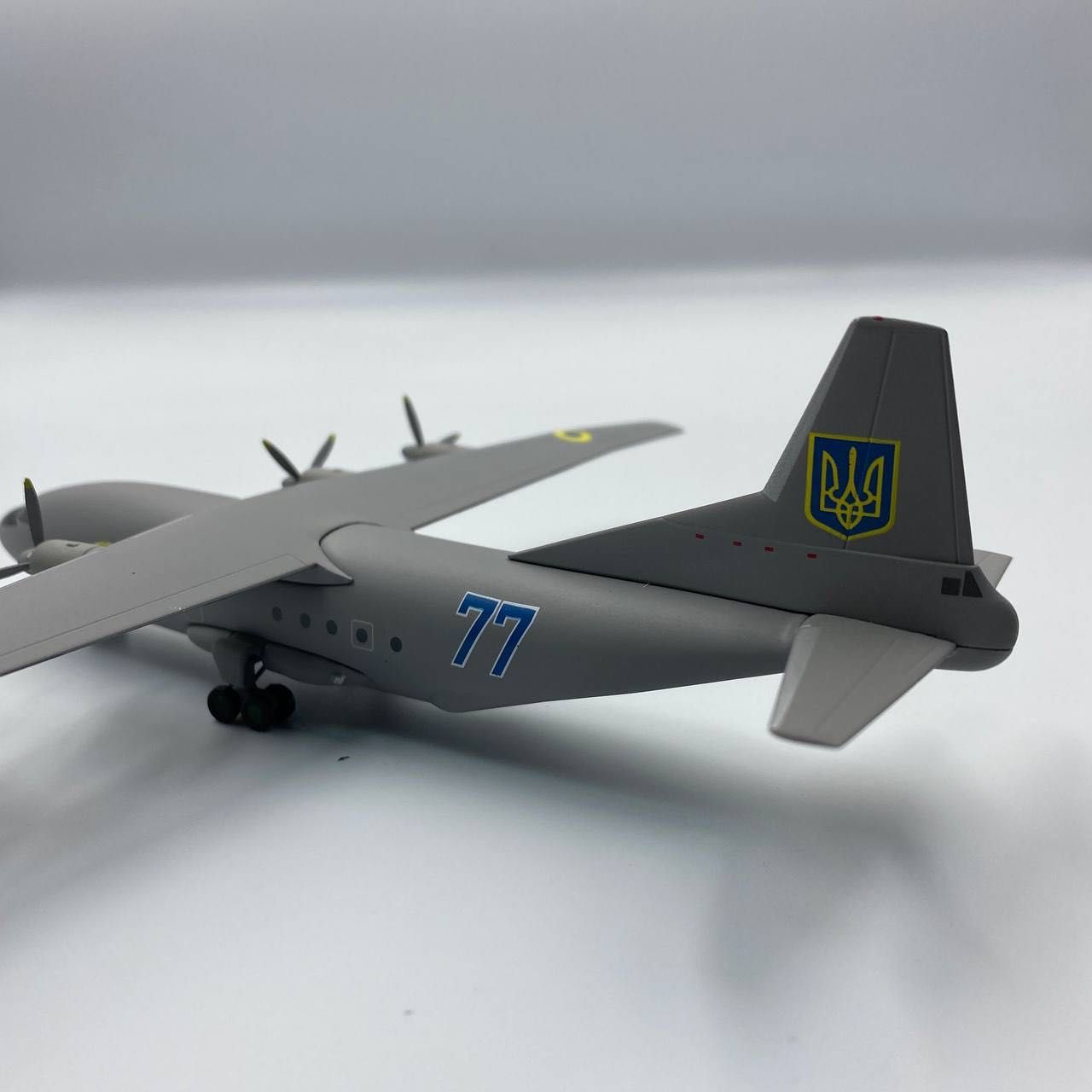 Модель самолёта Ан-12 Ukraine Air Force масштаб 1:200 (17 см)