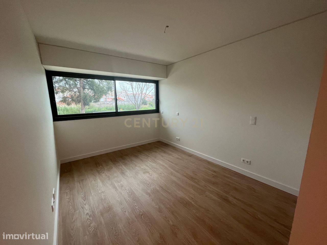 Ótimo T4 no Empreendimento VALRIO, com 189m2,  5WCs e dois parqueament