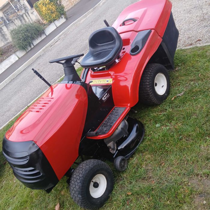 Tractor corta relva ou ervas selvagem