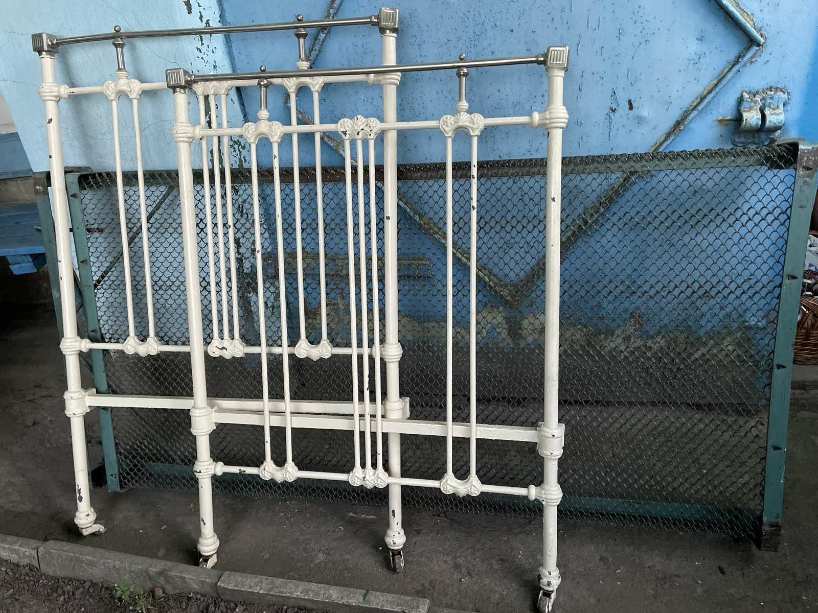 Ліжко металеве з панцирною сіткою.