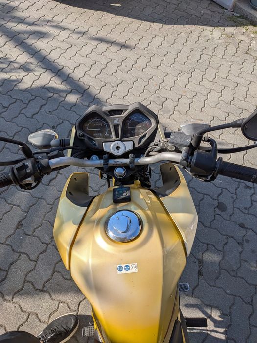 CB125 F - Amarela