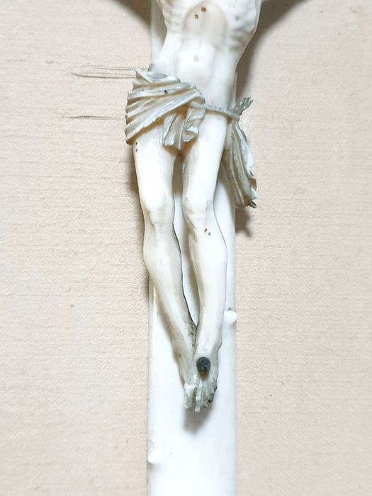 Maravilhoso raro precioso crucifixo esculpido do Sec. XVIII emoldurado