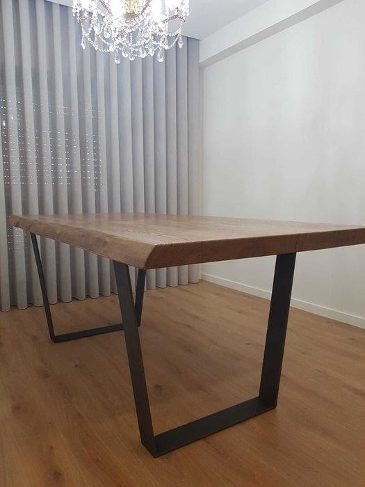 Mesa de madeira maciça em veio natural estilo industrial/rustico