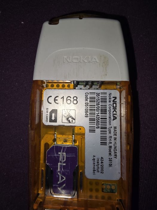 Sprzedam pierwszy kolorowy  telefon nokia  3510i z ładowarką