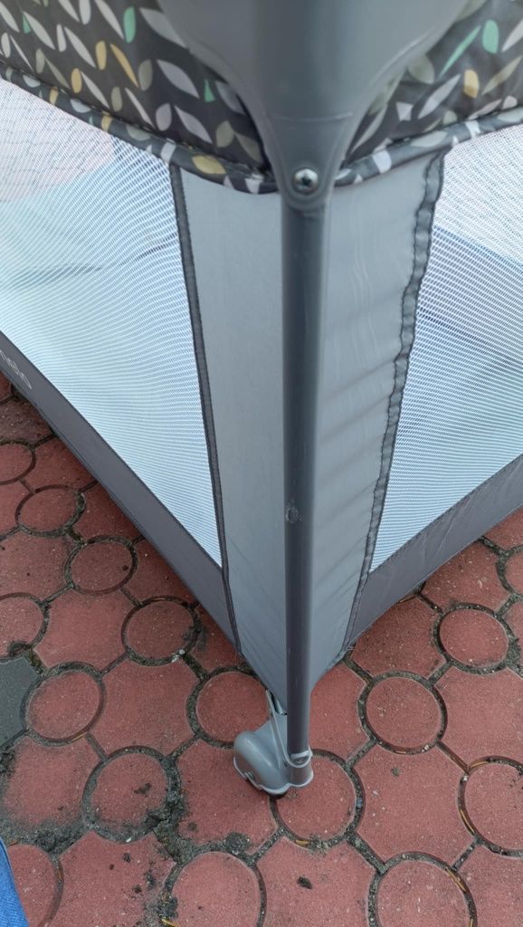 Łóżeczko turystyczne z możliwością kołyski