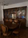 Conjunto de móvel e mesa com cadeiras