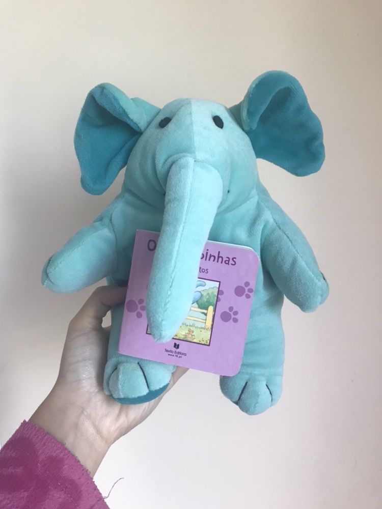 Peluche elefante com livro dentro de mochila