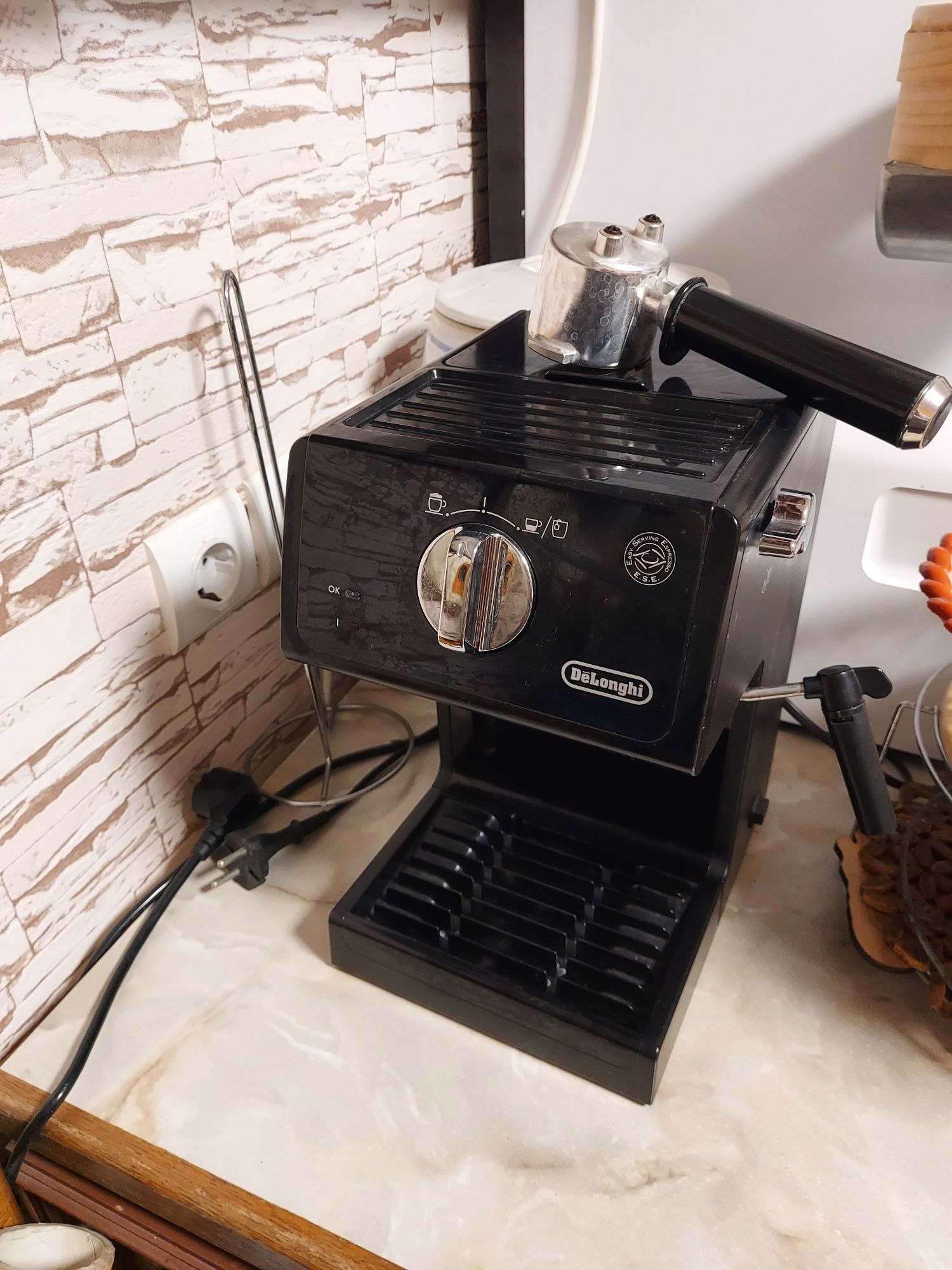 Продам кавоварку рожкову delonghi