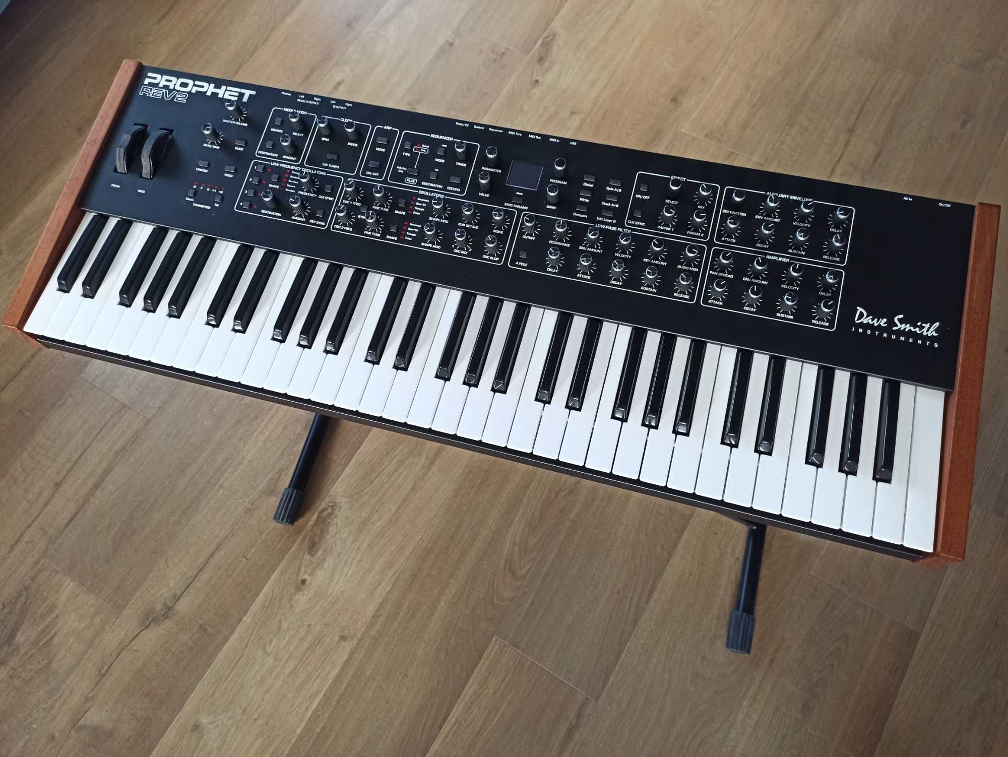 Sequential Prophet REV2 16 Voice syntezator