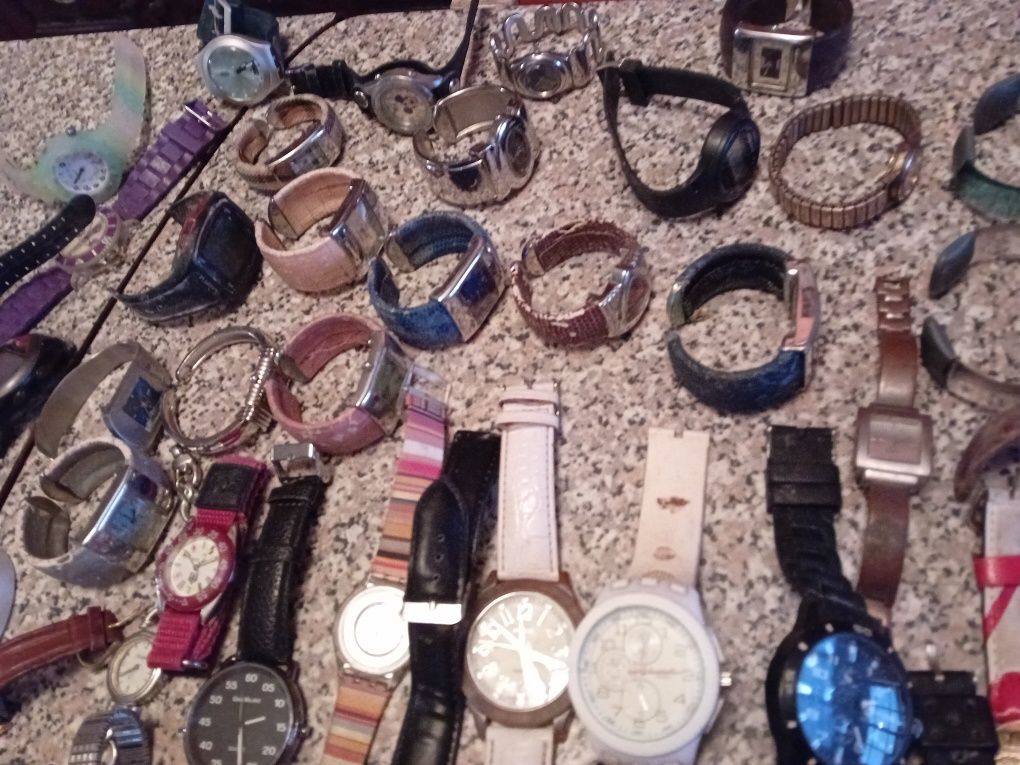 Conjunto de 130 Relógios Diversos para Reparação/Peças