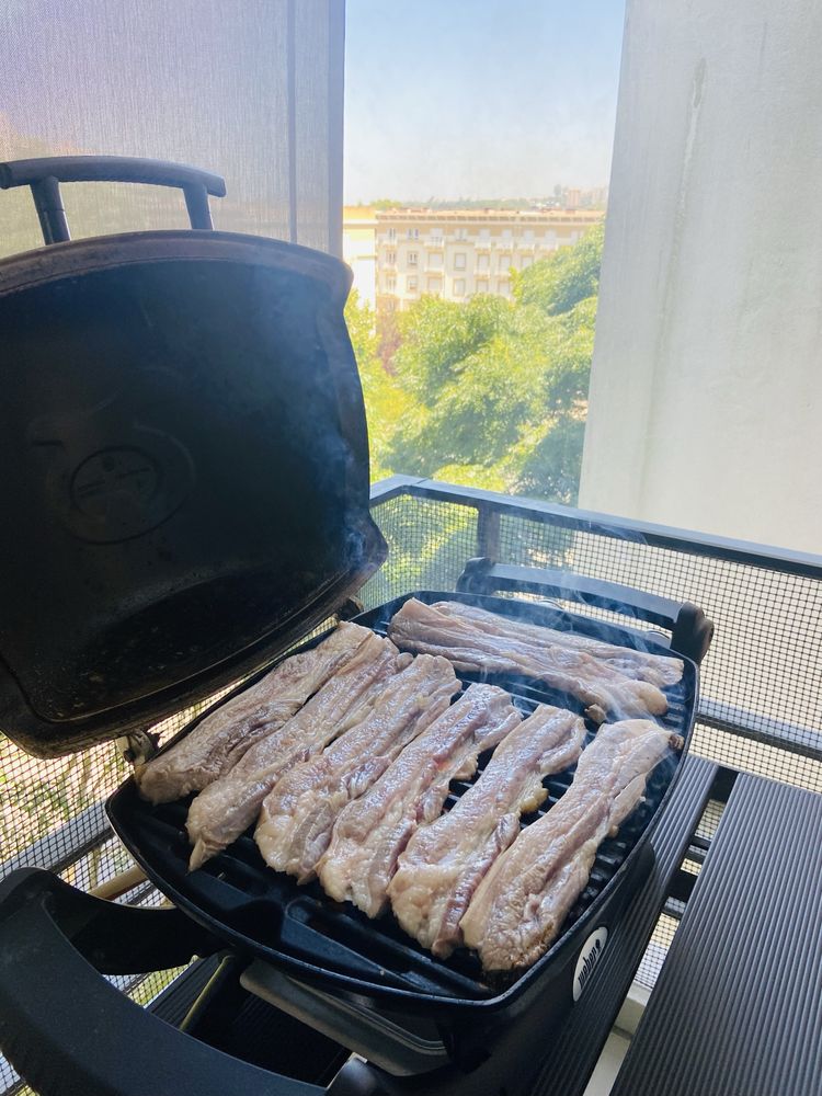 Churrasqueira WEBER gás + móvel de apoio.
