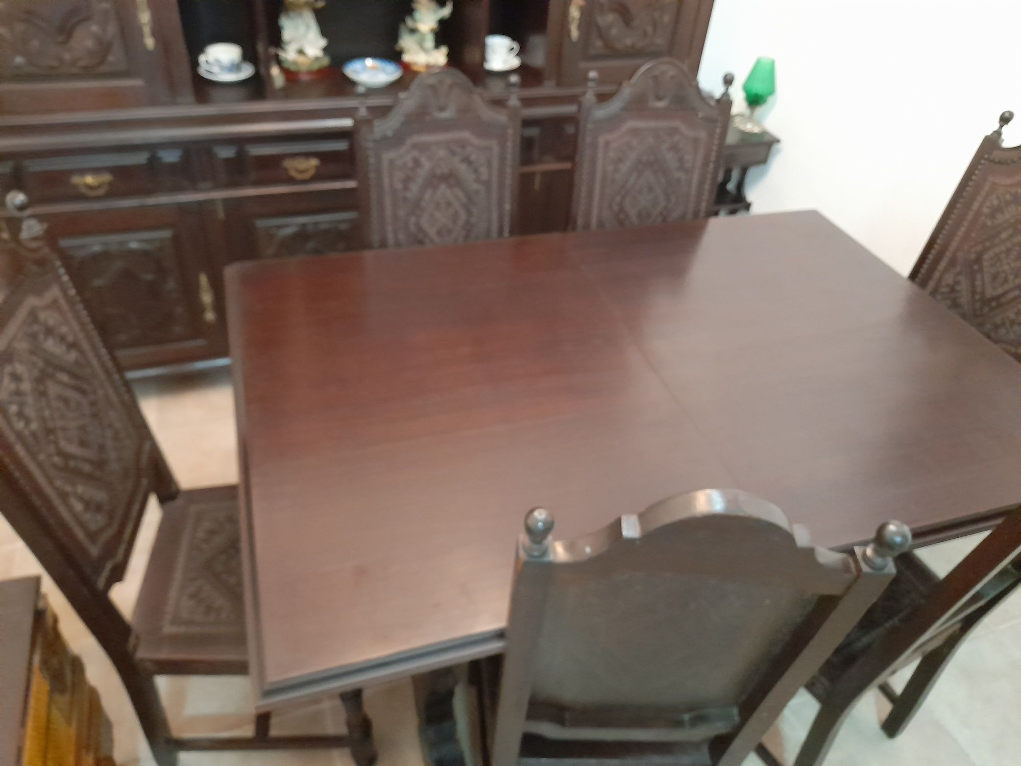 Mesa e cadeiras de sala