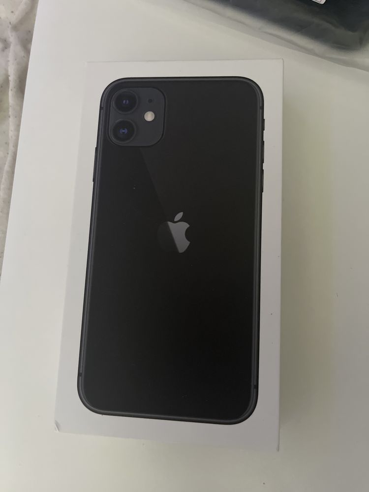 Iphone 11 w zestawie pudelko i 3 etui