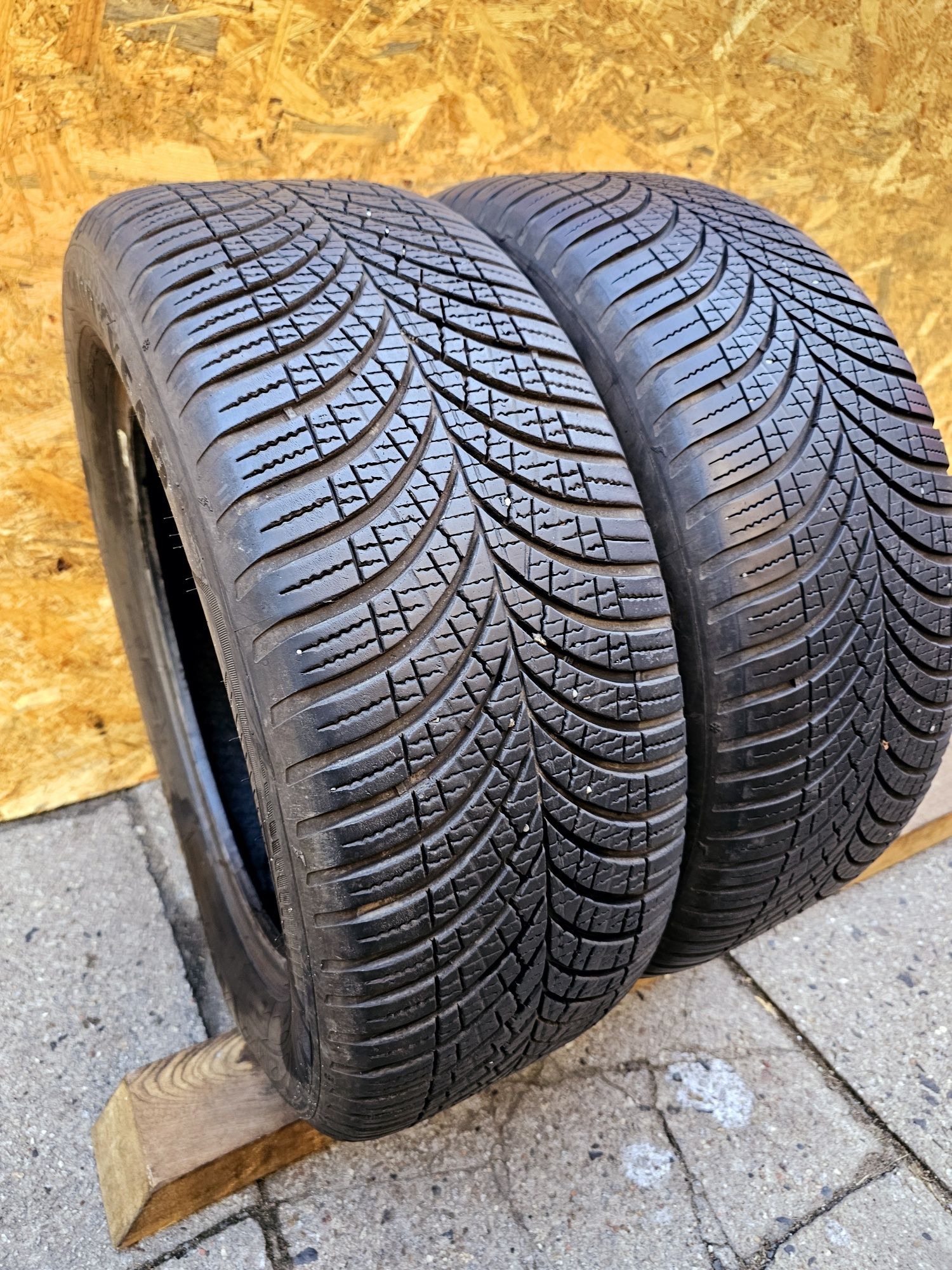 Idealne!!  6,5mm. 2022rok!  235/55 r17 Goodyear Vector 4Seasons