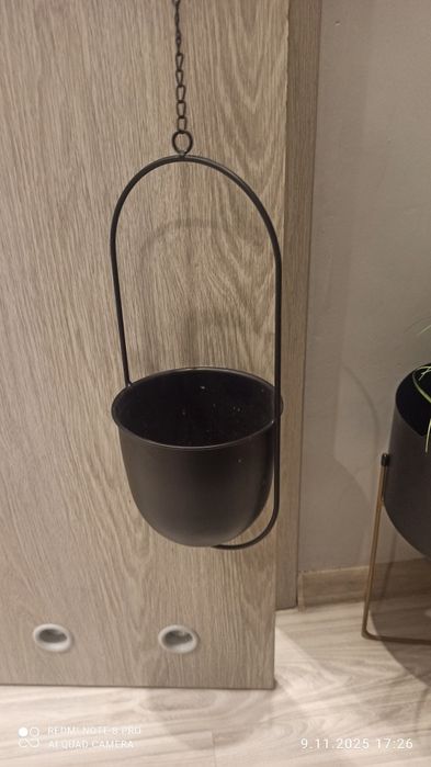 czarna doniczka wiszaca kwietnik loft
