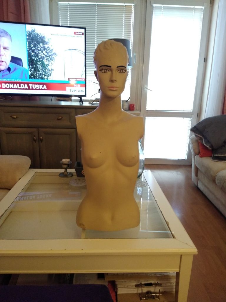Manekin z głową na ubrania