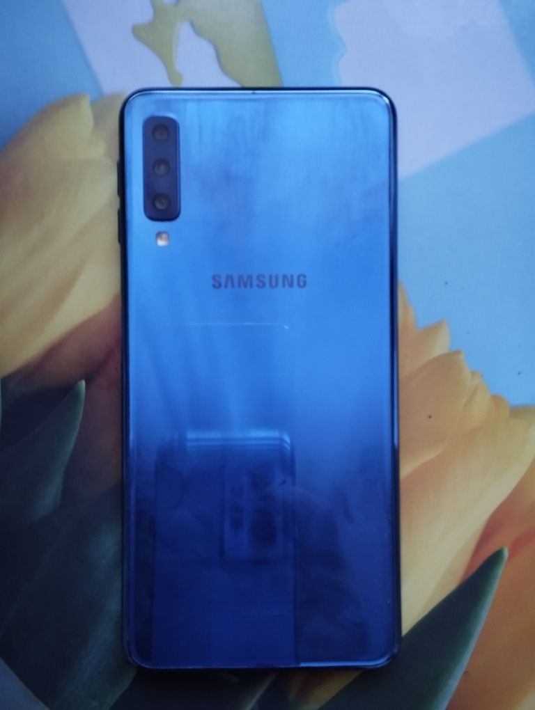 Продам два телефона samsung galaxy A7.