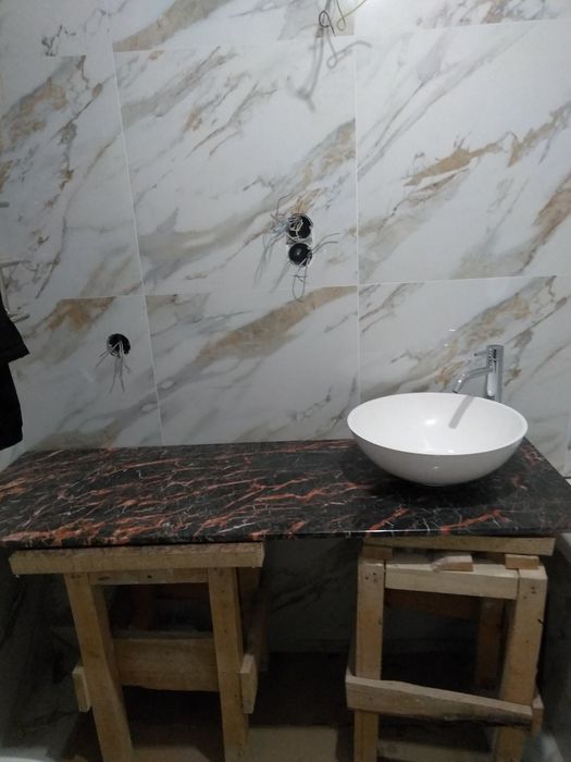 Мармурова стільниця в ванну.