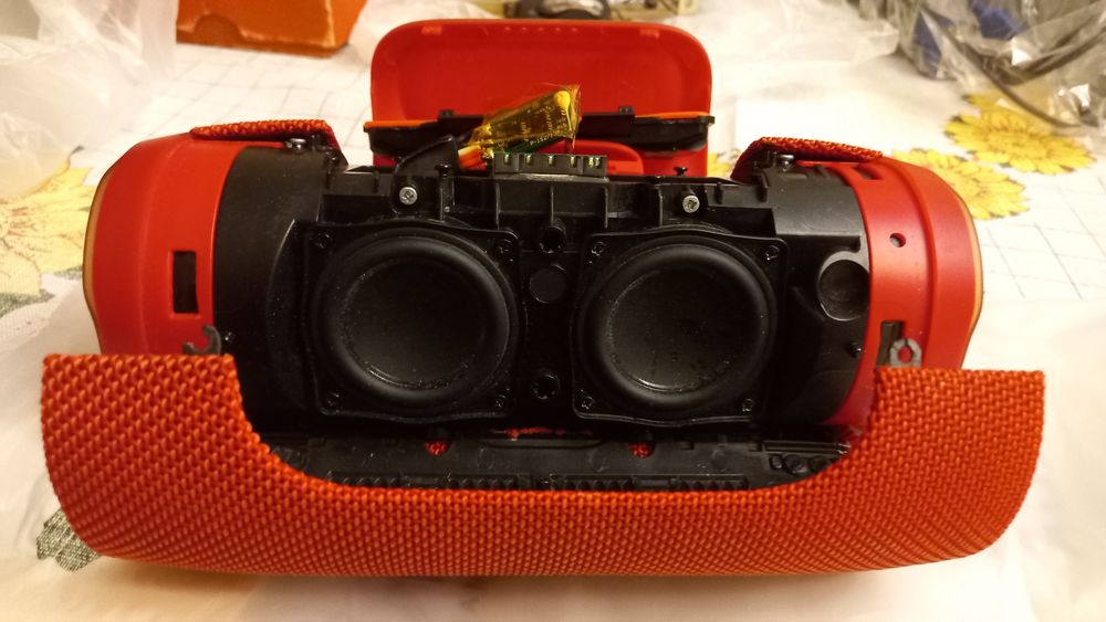 JBL Charge 3 Original аудиокалонка под ремонт, нужен аккумулятор