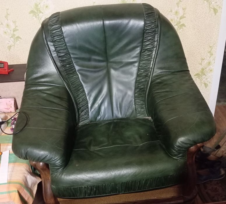 Шкіряне крісло темно зеленого кольору