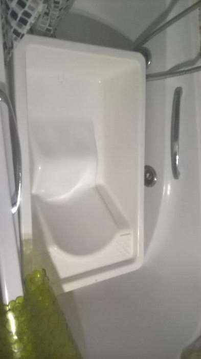 Fraldário com banheira de bebé.