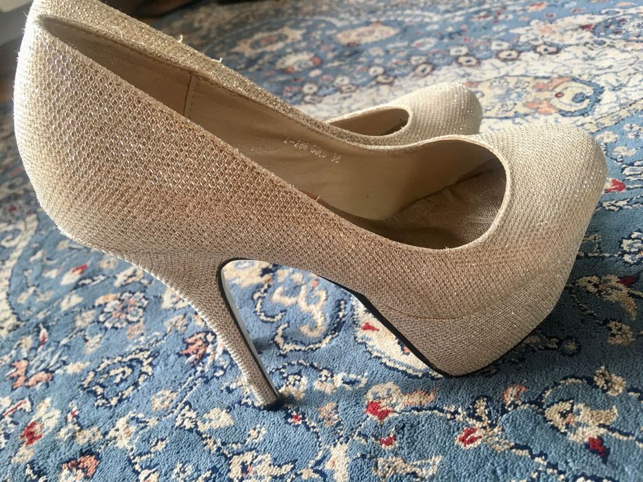 Szpilki na platformie brokatowe