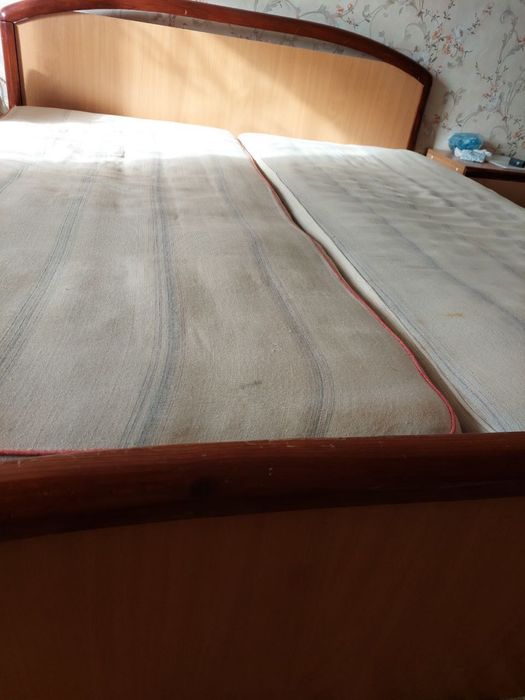 Продам ліжко + дві тумбочки