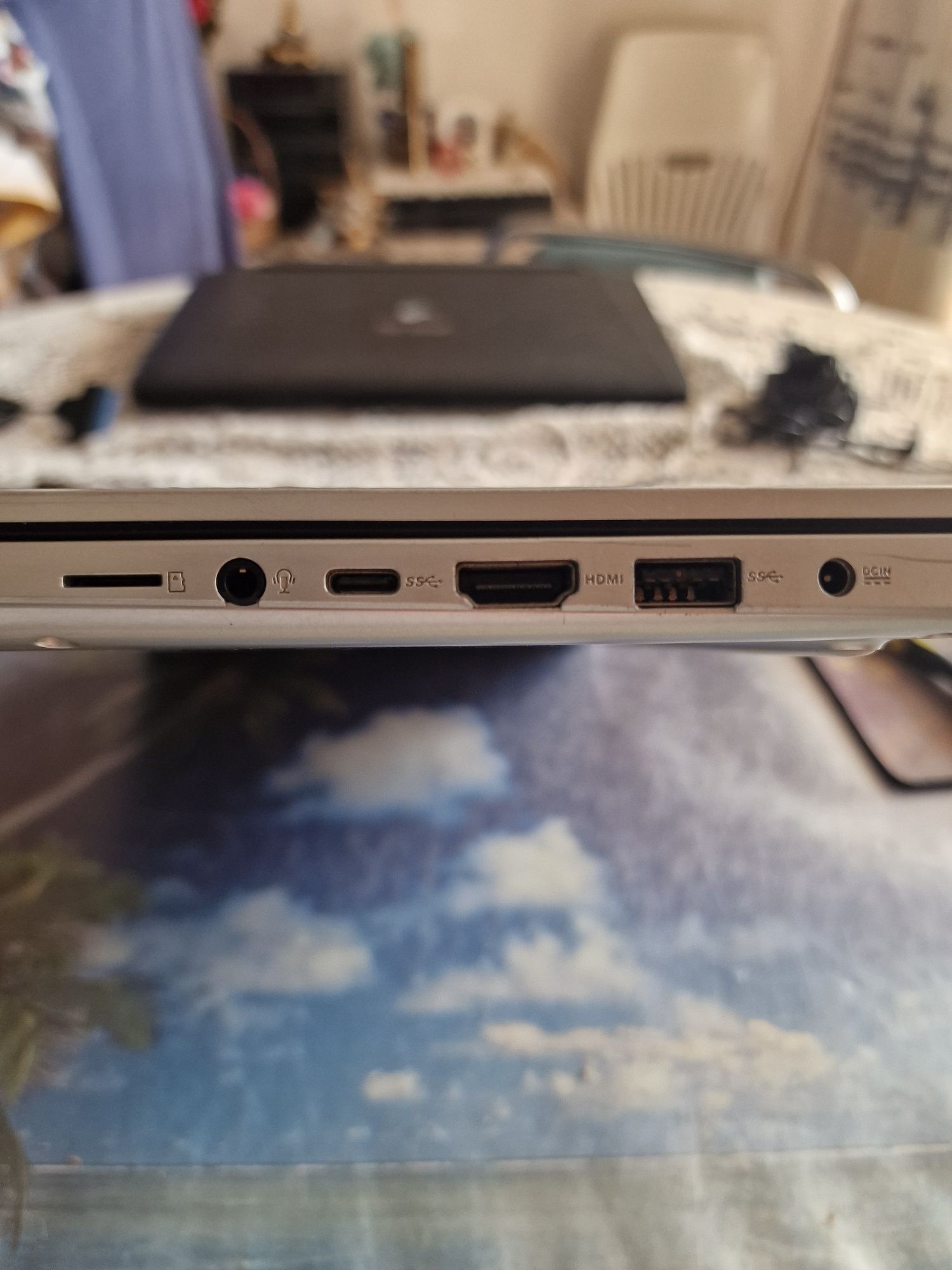 Asus vivobook - Windows 11 + Office - 750 Gb.
1,6 Kg. 1.9 Cm espessura