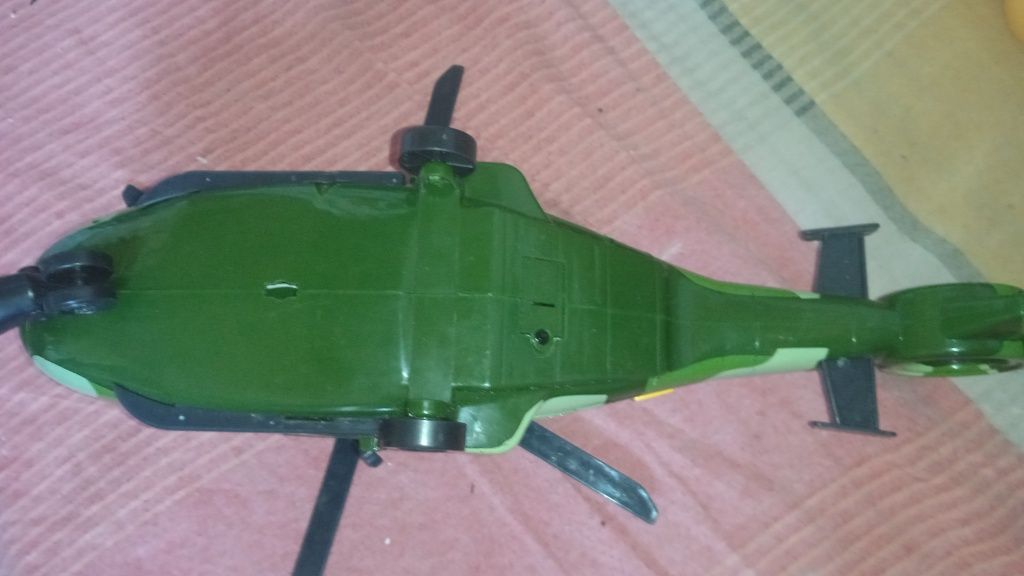 Продам игрушечный вертолет