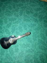 Broszka w kształcie gitary ,z kamykiem ,w kolorze srebrnym