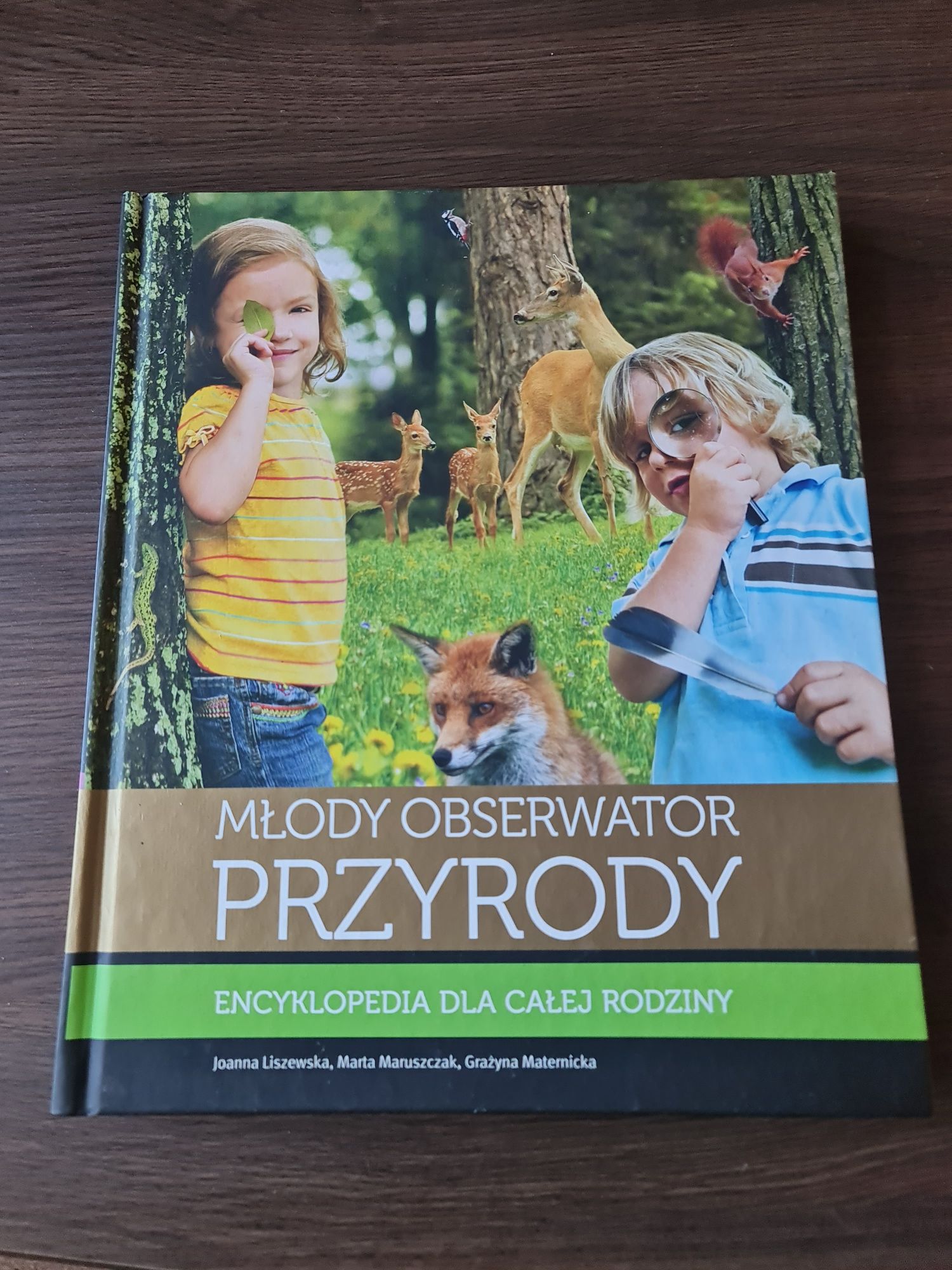 Zestaw książek encyklopedii dla dzieci.