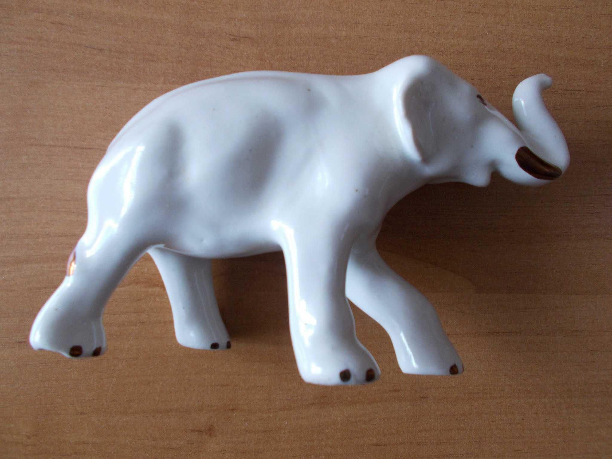 Słoń -figurka z porcelany z czasów PRL-u