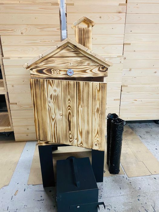 Wędzarnia ogrodowa drewniana z drzwiczkami opalana