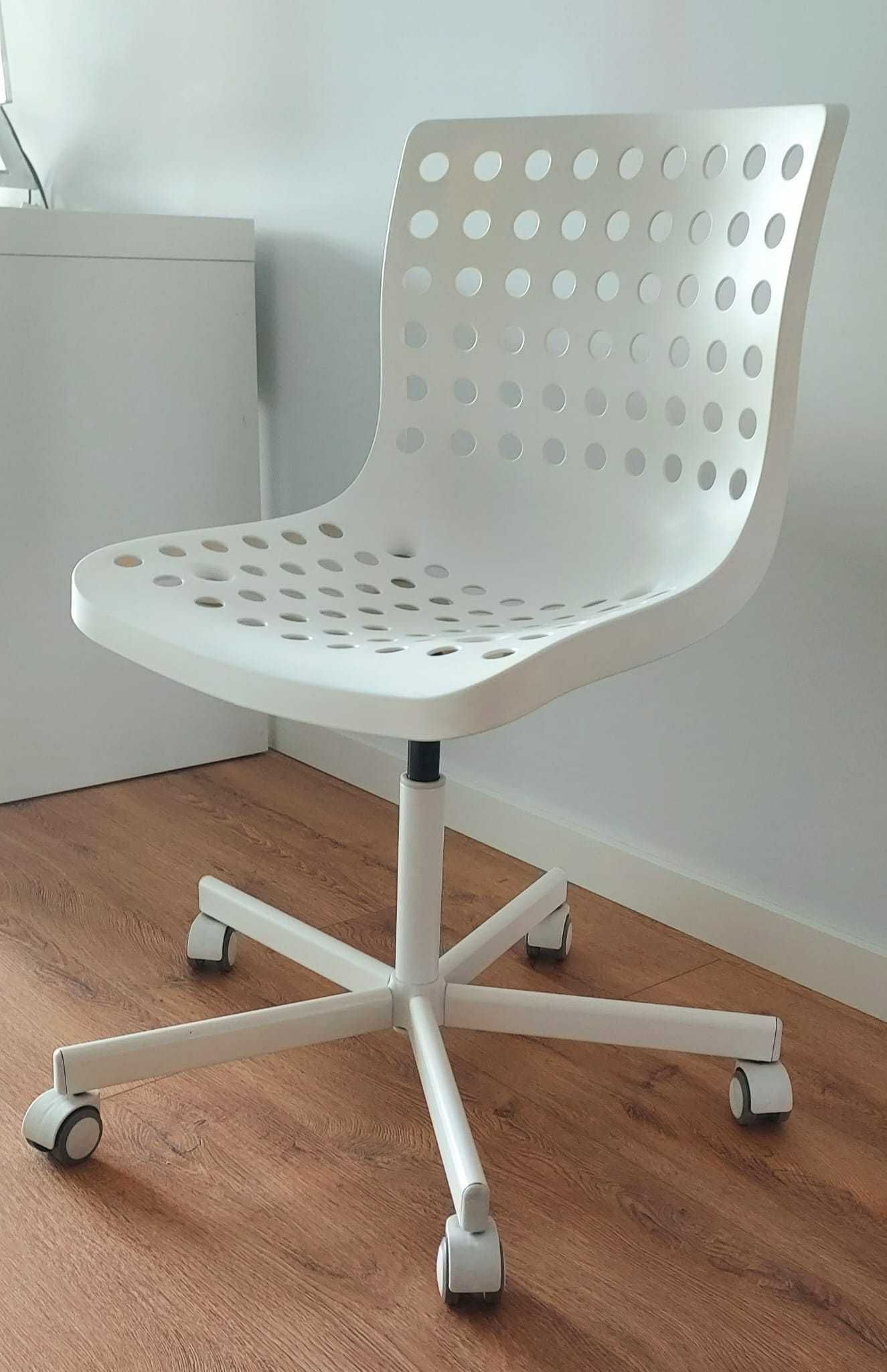 Cadeira giratória branca com rodízio (Ikea)