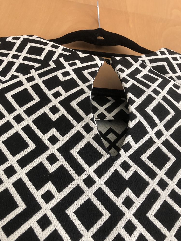 Vestido com padrão geométrico preto e creme, tamanho M, da Zara