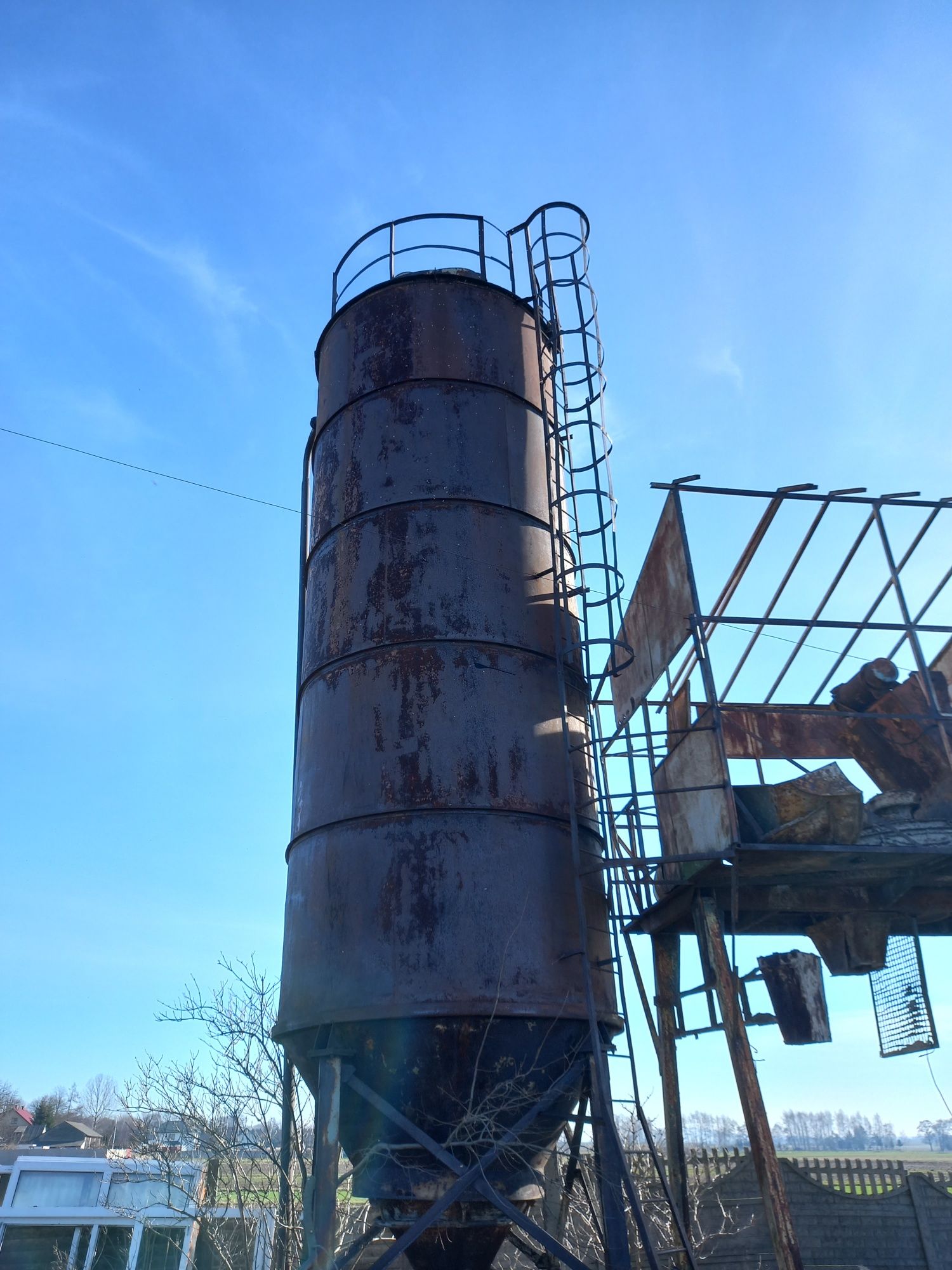 Silos na zboże, cement 60t w cenie złomu