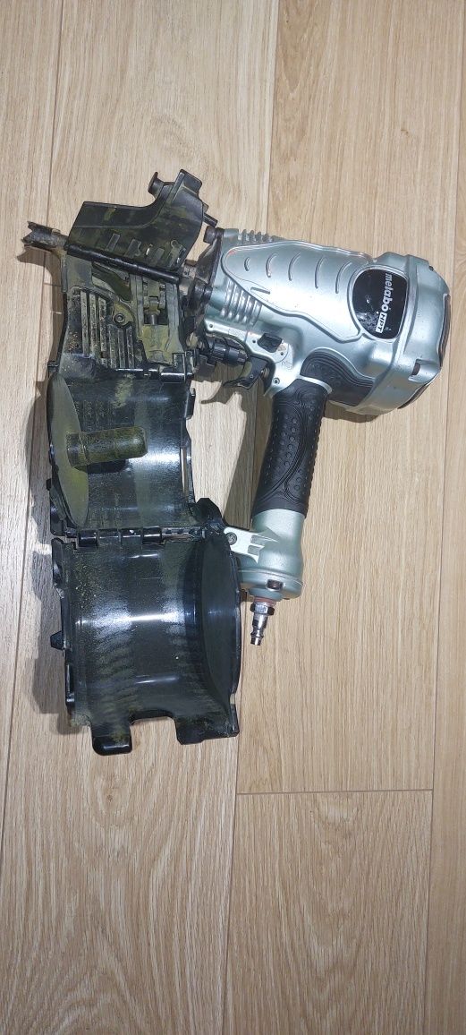 Metabo Hitachi Нейлер бобінний.Пневмопістолет  для  цвяхів 50-90мм.