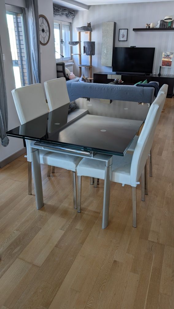 Mesa de vidro com cadeiras
