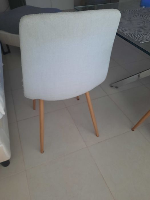 Mesa de vidro com cadeiras