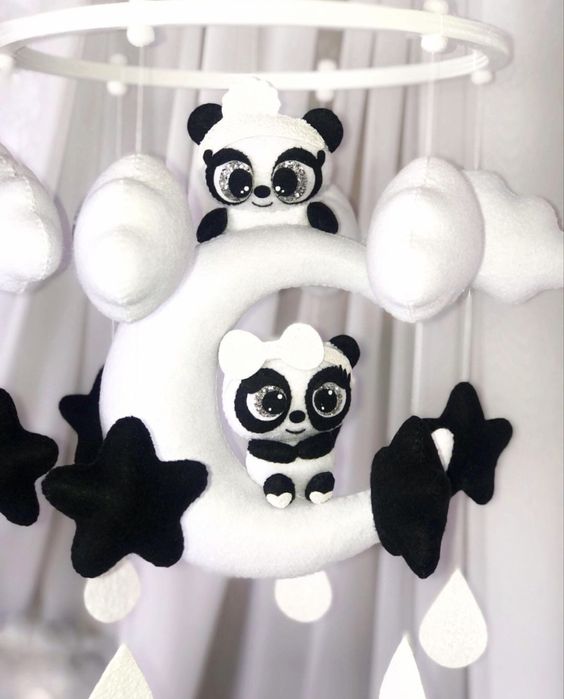 Дитячий мобіль в ліжечко ручної роботи з фетру для хлопчика «Пандочки»