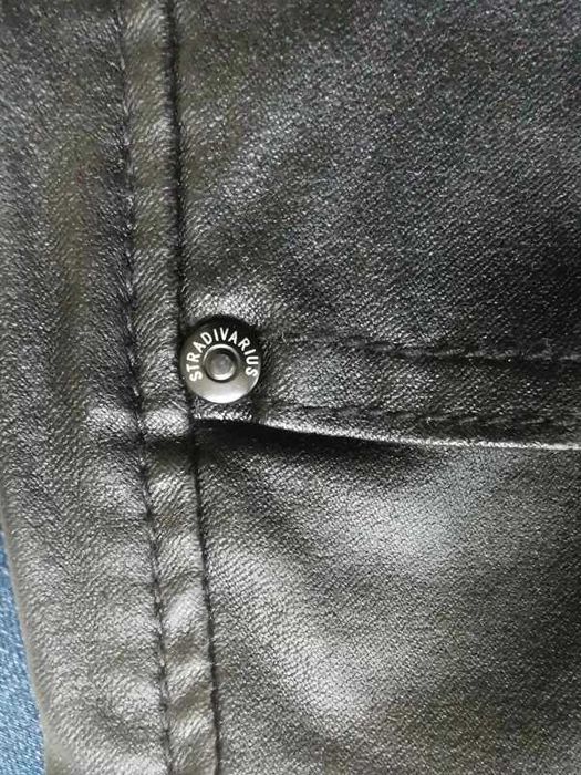 Nowe czarne woskowane spodnie Stradivarius