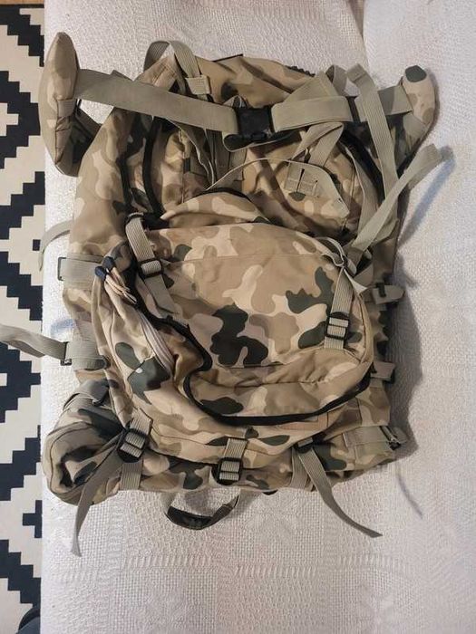Plecak wojskowy wzór pustynny.
