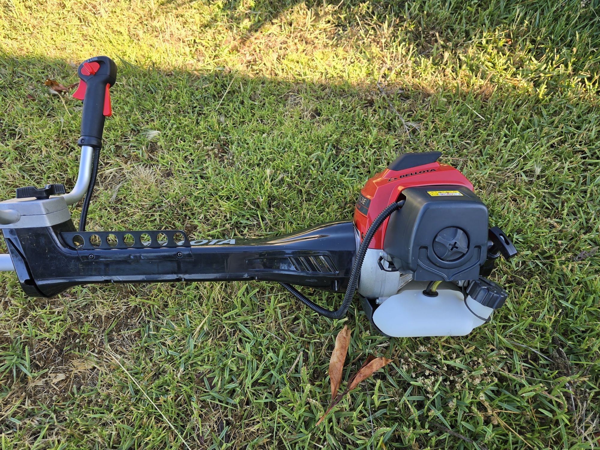 Roçadora Bellota Profissional DB5300E / Kawasaki 2T 53CC