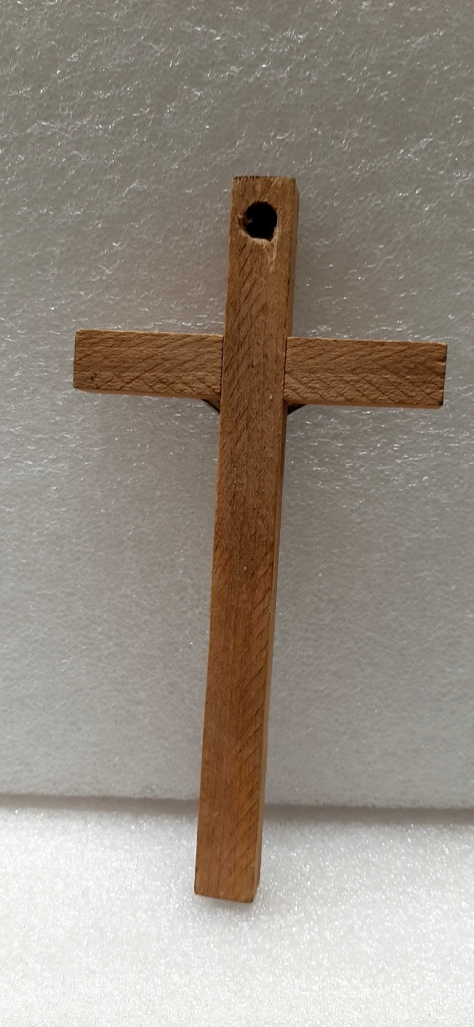 Krucyfiks z ukrzyżowanym Chrystusem w koronie cierniowej.