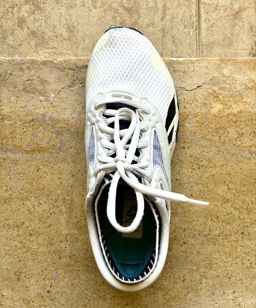 Tenis Reebok  cor preto e branco Tam 37.5